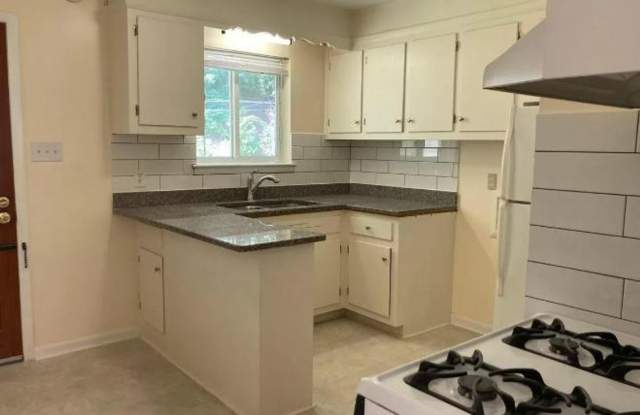 Room in 2 Bedroom Home at Hillsborough St