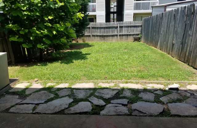 Townhouse Apartment 2BR/2.5BA SW Decatur