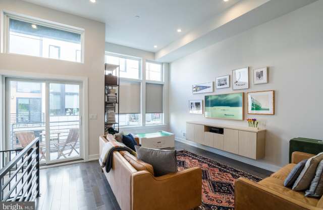 2536 GRADUATE SQUARE