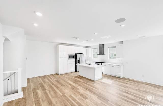 Beautiful 3BD/2.5BA W/ AC and Attached Garage in Mission Valley!