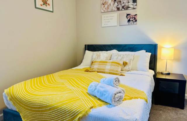 Room in 3 Bedroom Home at Cushman St