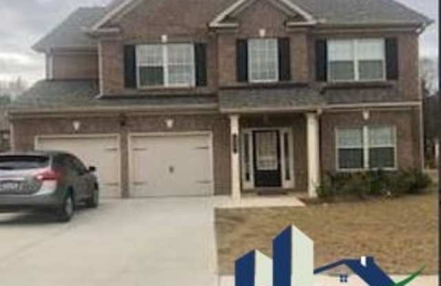 Large brick front 2-story house in Loganville