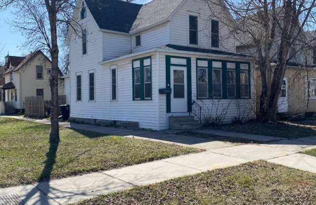 Fully remodeled 3 bedroom 2 bath near downtown and Greenway!
