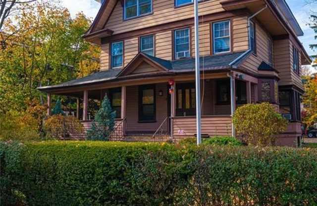 Photo of 490 Broad Avenue 5