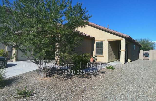 Lovely 3 Bedroom, 2 Bath Home with Den in Southeast Tucson (Irvington/Camino Seco)