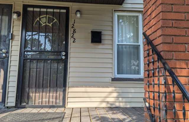 2 bedroom 1st floor flat Detroit Central area