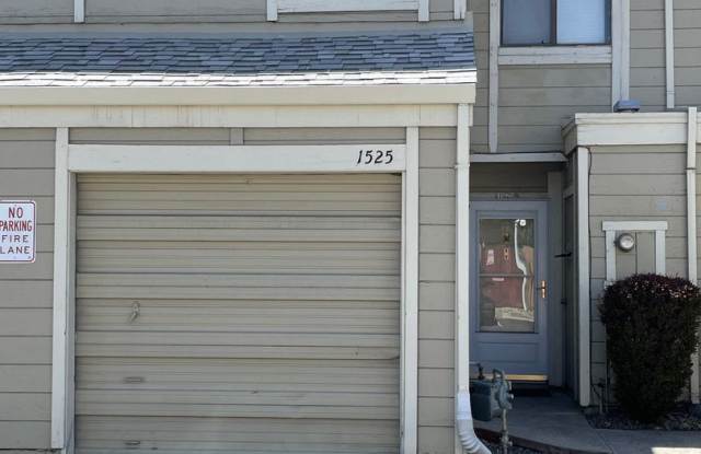 Great Sparks Townhouse with garage! - 1525 Shannon Way, Sparks, NV 89431