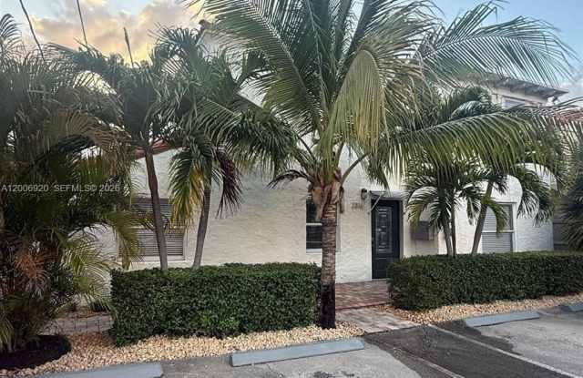2816 Pine Tree Dr