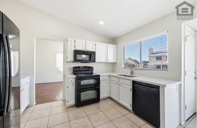 6Bed/3Bath Split Level House at Cactus/75th Ave! Ready for Immediate Move-In! -- POOL!