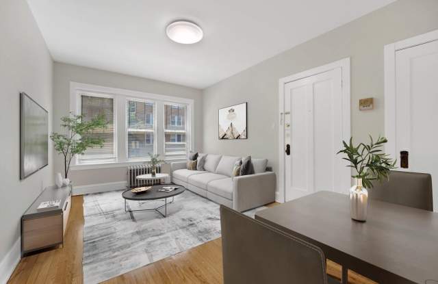 4744 W Roscoe Street