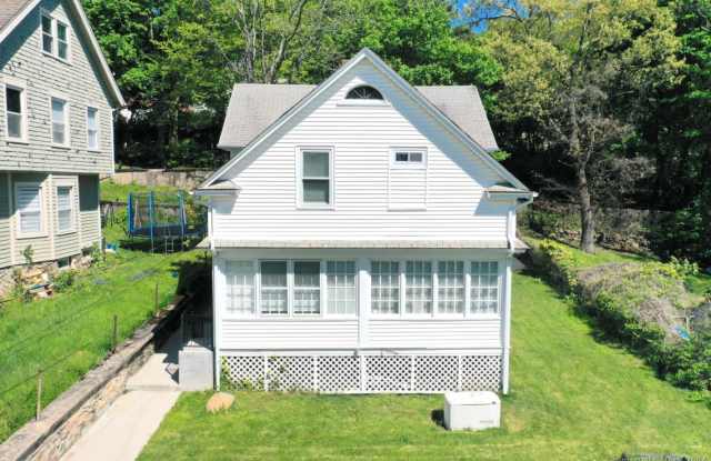 390 Farmington Avenue