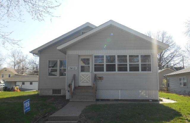 2415 Davenport Ave - 2415 Davenport Avenue, Davenport, IA 52803