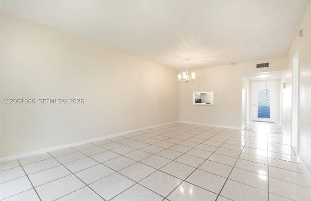 7877 Golf Cir Dr