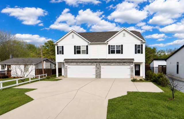 LUXURY LIVING IN HUNTERSVILLE  9711 Rich Hatchet Rd • Huntersville, NC