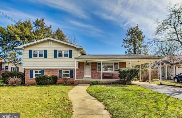 1208 PINEWOOD Drive