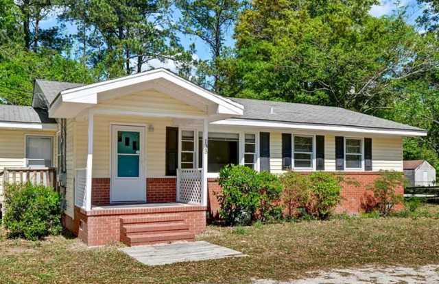 HINTON AVENUE - 4 Bedroom - Perfect for UNCW/Students Welcome  minutes to Wrightsville Beach!
