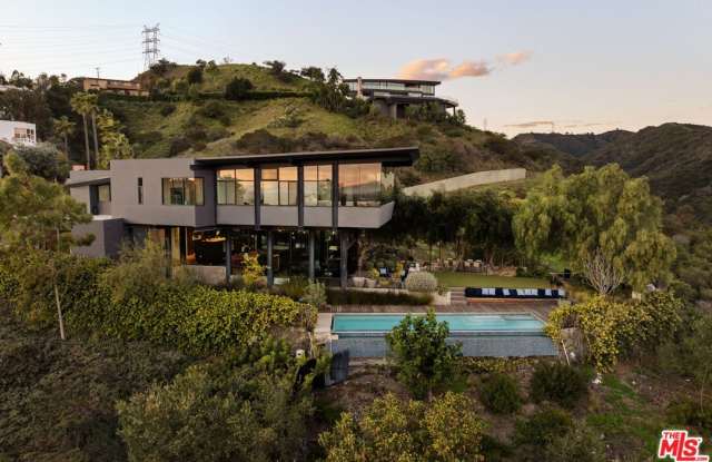 1406 1/2 N Kenter Ave