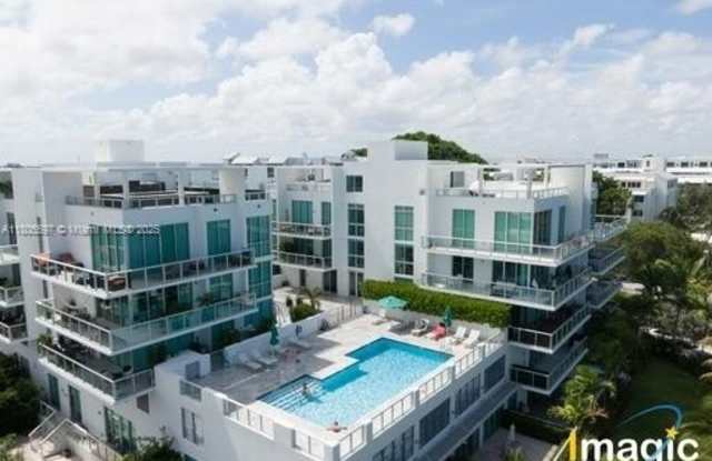 Photo of 720 NE 62nd St