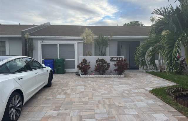 Photo of 5482 S Lakewood Cir S