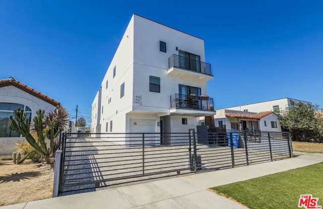 Photo of 1923 Carmona Ave