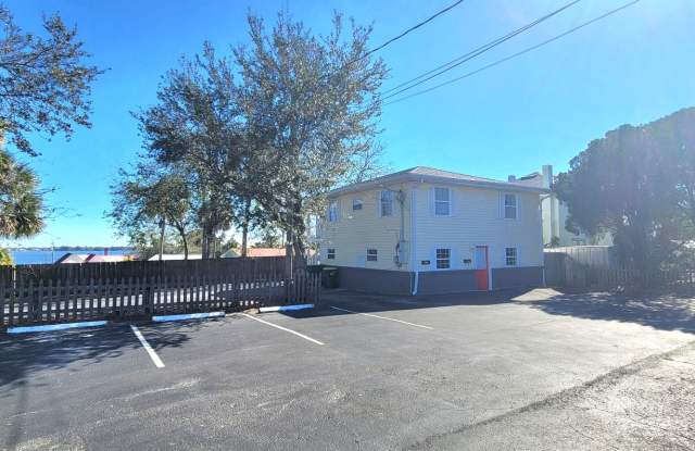 Cocoa Village Large 1 bedroom-Includes Water and Electric!