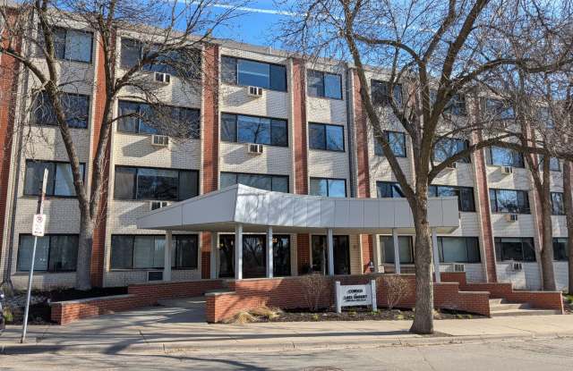 Beautuful 1 bed condo close to linden hills shopping, paths and the lakes!