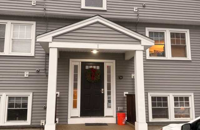 Photo of Downtown Kittery, walking distance to the Portsmouth Naval Shipyard!