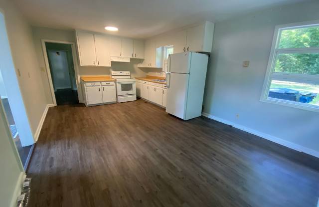 1104 Mountain Street NE **MOVE IN SPECIAL**