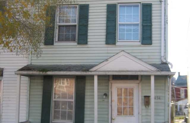 Second month HALF OFF! - 2 bedroom home in York City-Parking/Yard - 454 Salem Avenue, York, PA 17401