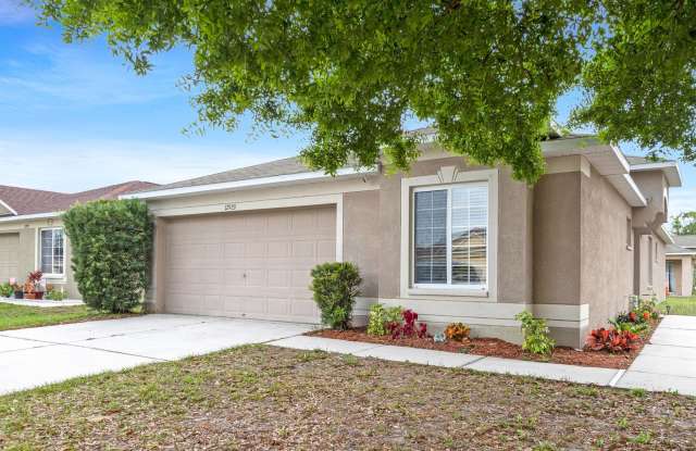 Beautiful spacious Fully Renovated 3-Bed 2 bath Move in Special $500 off on 2nd month rent Hurry!