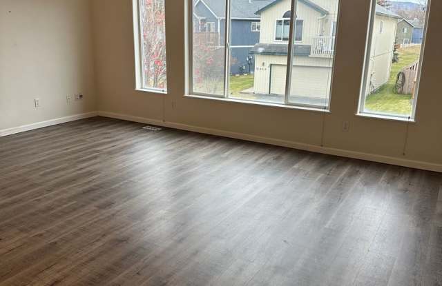 2 Bedroom/2 Bath House Convenient Location
