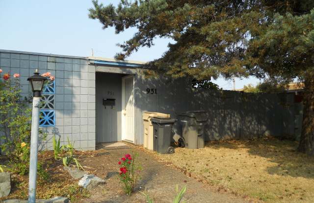 1 Bedroom Duplex ~ Close to 9th St ~ Small Pet Friendly