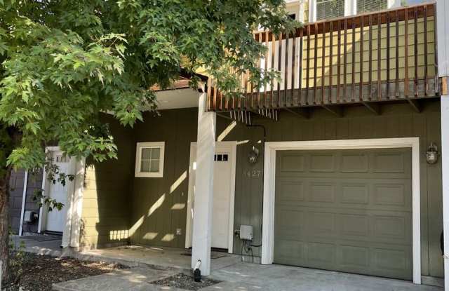 Photo of Nice 2 bed/2bath Townhome Located in White City