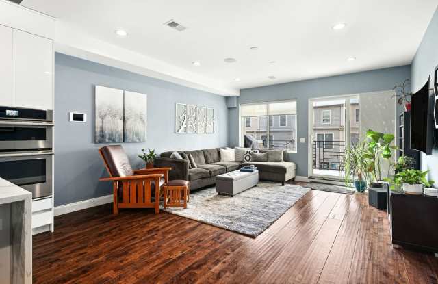 Premium Francisville Condo with Roofdeck!