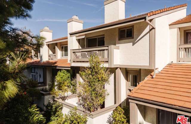 Photo of 17158 Palisades Cir