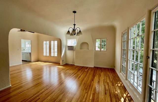 Spanish charm Large and bright hardwood floors Duplex like Entrance