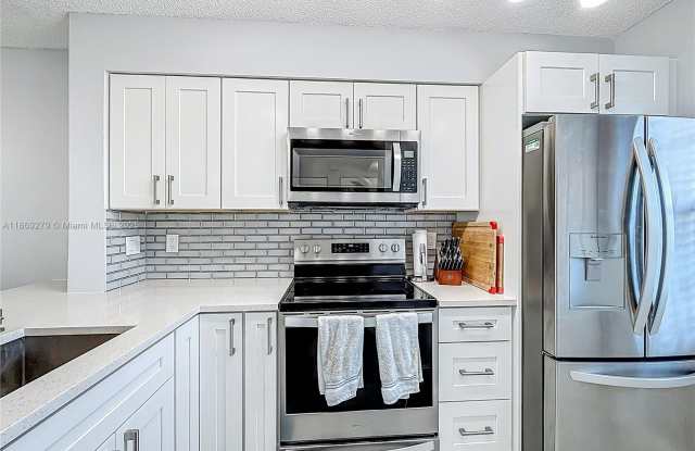 2228 N Cypress Bend Dr