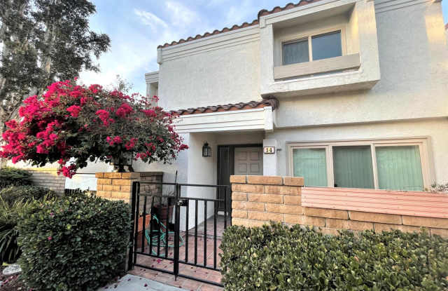 Gorgeous townhome located in a desirable Irvine community!