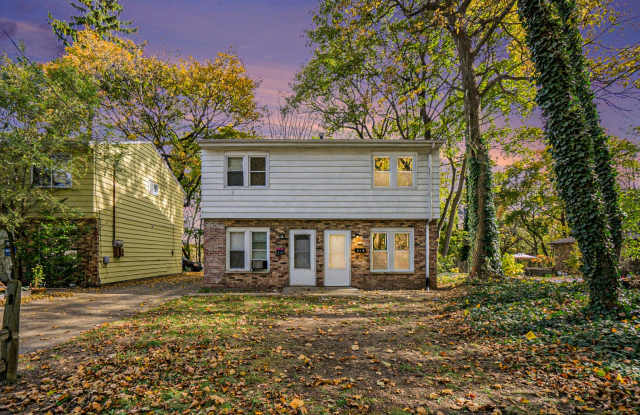 $300 off Move IN if you apply by February 14, 2025!! Newly Remodeled 2bed 1 bath duplex in Westwood! Ask about our Security Deposit Alternative!!
