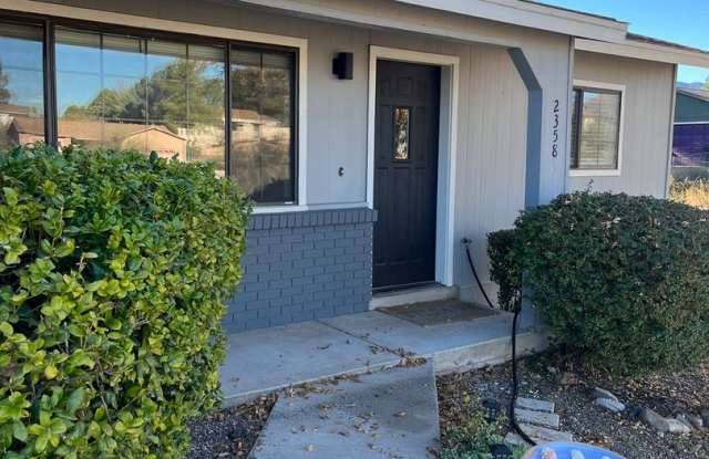 Modern, updated 3B/2B with fenced yard and sun room in Cottonwood