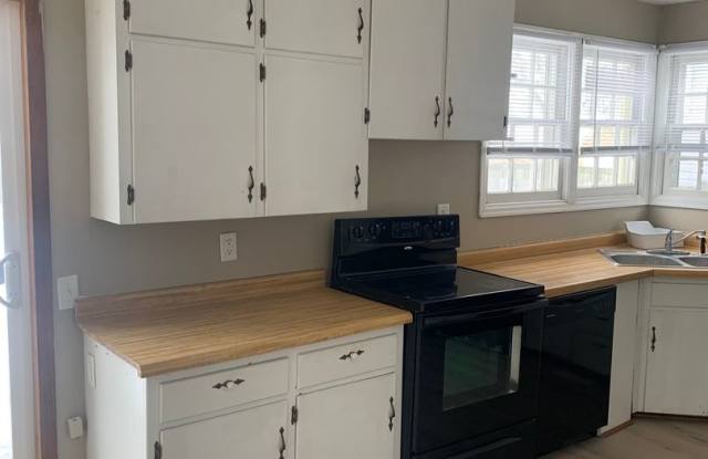 PRICE REDUCED! 4 Bedroom, 1.5 Bathroom House Available, Centrally Located! ¡Casa de 4 dormitorios y 1,5 baños disponible, ubicación central!