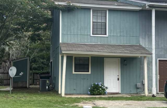 1909 Nekoma Court