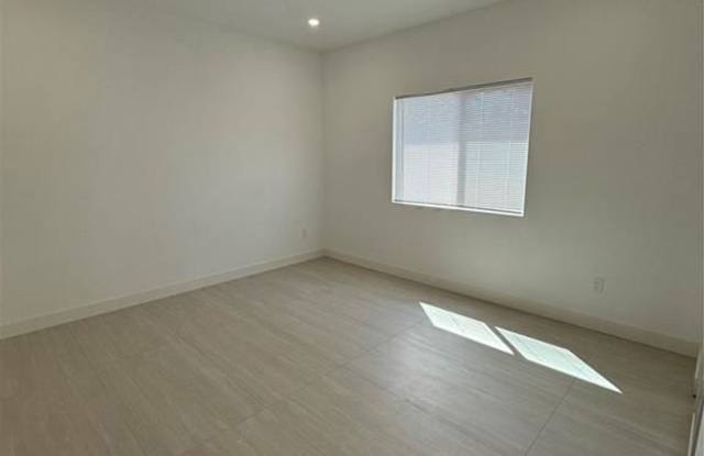 22352 1/2 Schoenborn Street