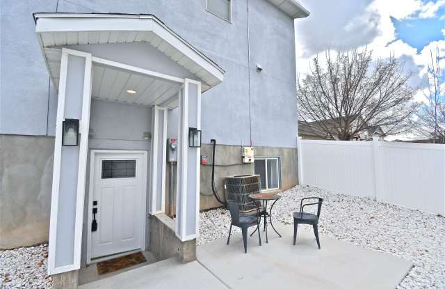 703 W Vahe St Bsmt UNIT