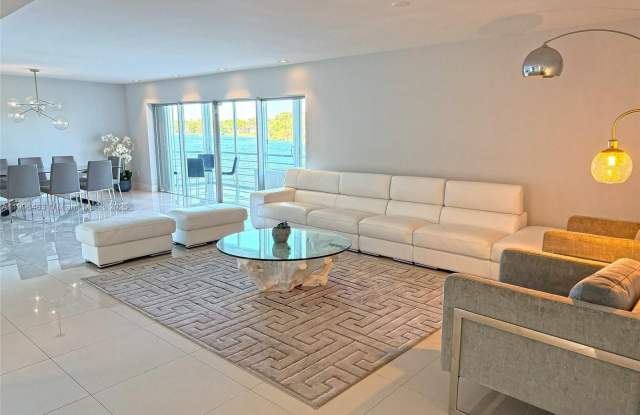 Photo of 879 NE 195th St