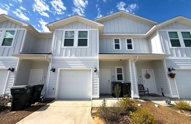 Bright, Open Concept Townhouse with Community Pool!