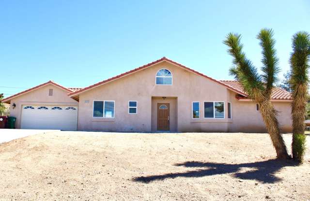 Huge 3 bed 2 bath Home In Storey Park Neighborhood - 56595 Desert Gold Drive, Yucca Valley, CA 92284