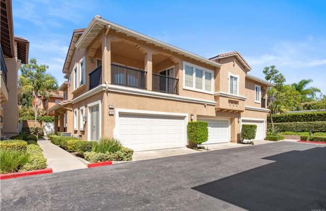 RECENTLY RENOVATED 3 BED, 3 BATH CONDO! $4,500 (OAK CREEK-IRVINE)