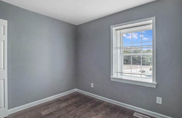 FREDERICKSBURG - NEAR DOWNTOWN AND SPOTSYLVANIA MALL!