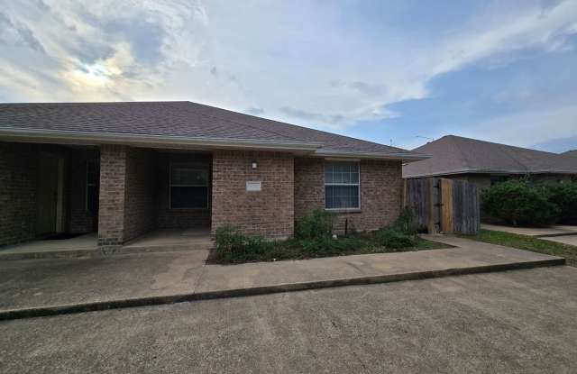 College Station - 3 Bedrooms / 3 bath Duplex on Oldenburg